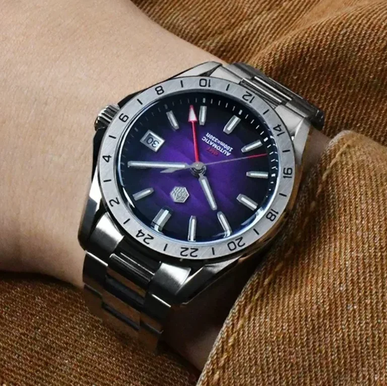 

San Martin Мужские часы GMT 39 мм Автоматические механические наручные часы 10 бар Водонепроницаемые BGW-9 Светящийся сапфир NH34 Диферблат с текстурой пустыни