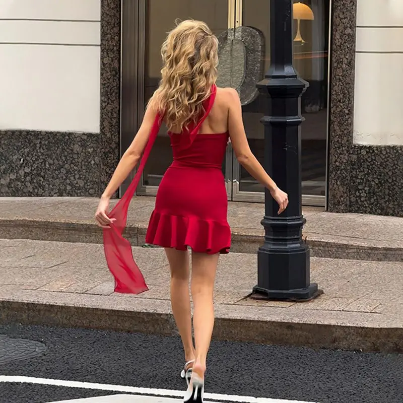 เดรสทรงบอดี้คอน ผ้าซาติน ลายทางสไตล์กะลาสี แนวทะเล สีขาว ลายเส้นสไตล์บรีตัน โทนสีกลาง