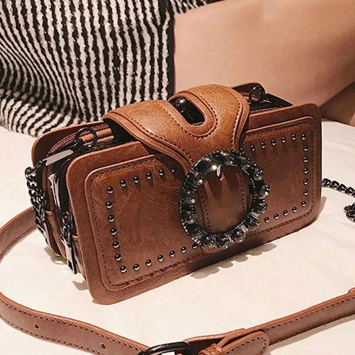 

Retro trendy everyday versatile rivet decorated crossbody bag, niche design fashionable and popular shoulder bag,