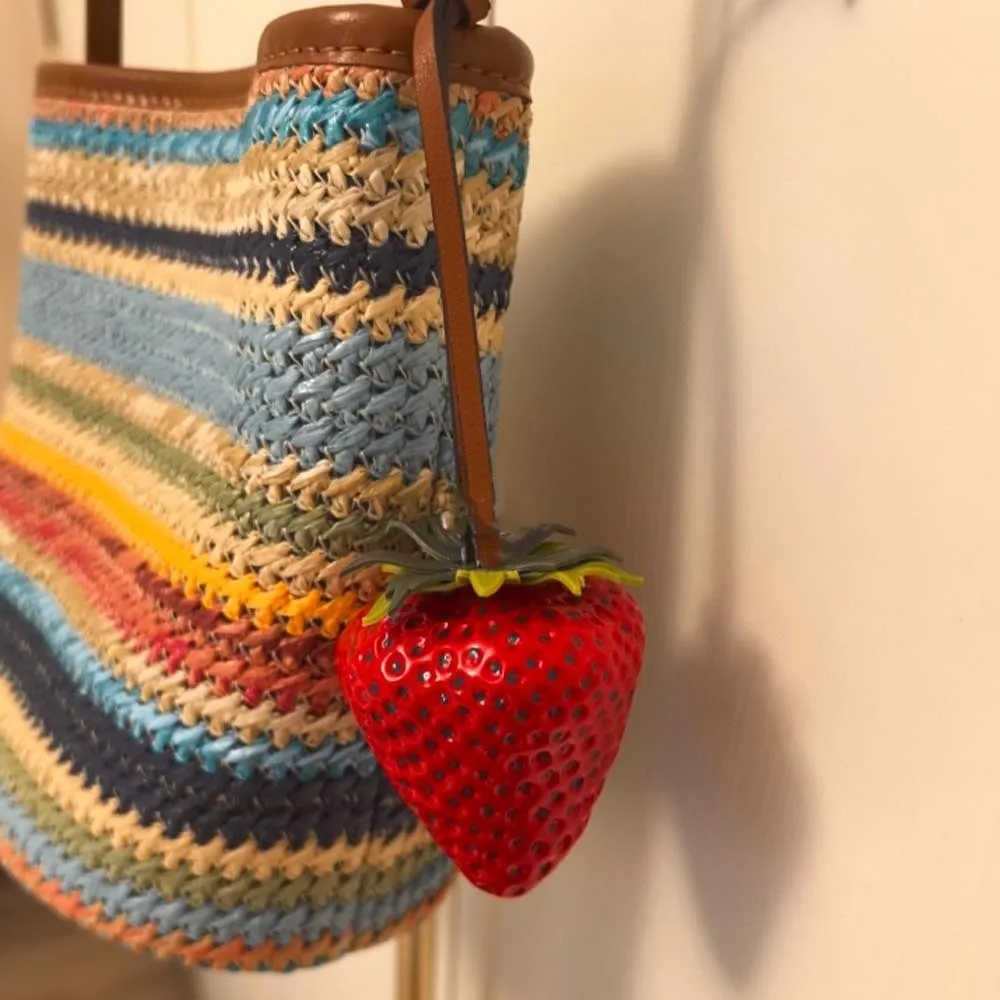 الإبداعية للماء الفراولة حلقة رئيسية 3D سبيكة تنوعا حقيبة سحر الوردي أنيقة الأحمر الراتنج الفاكهة قلادة هدية