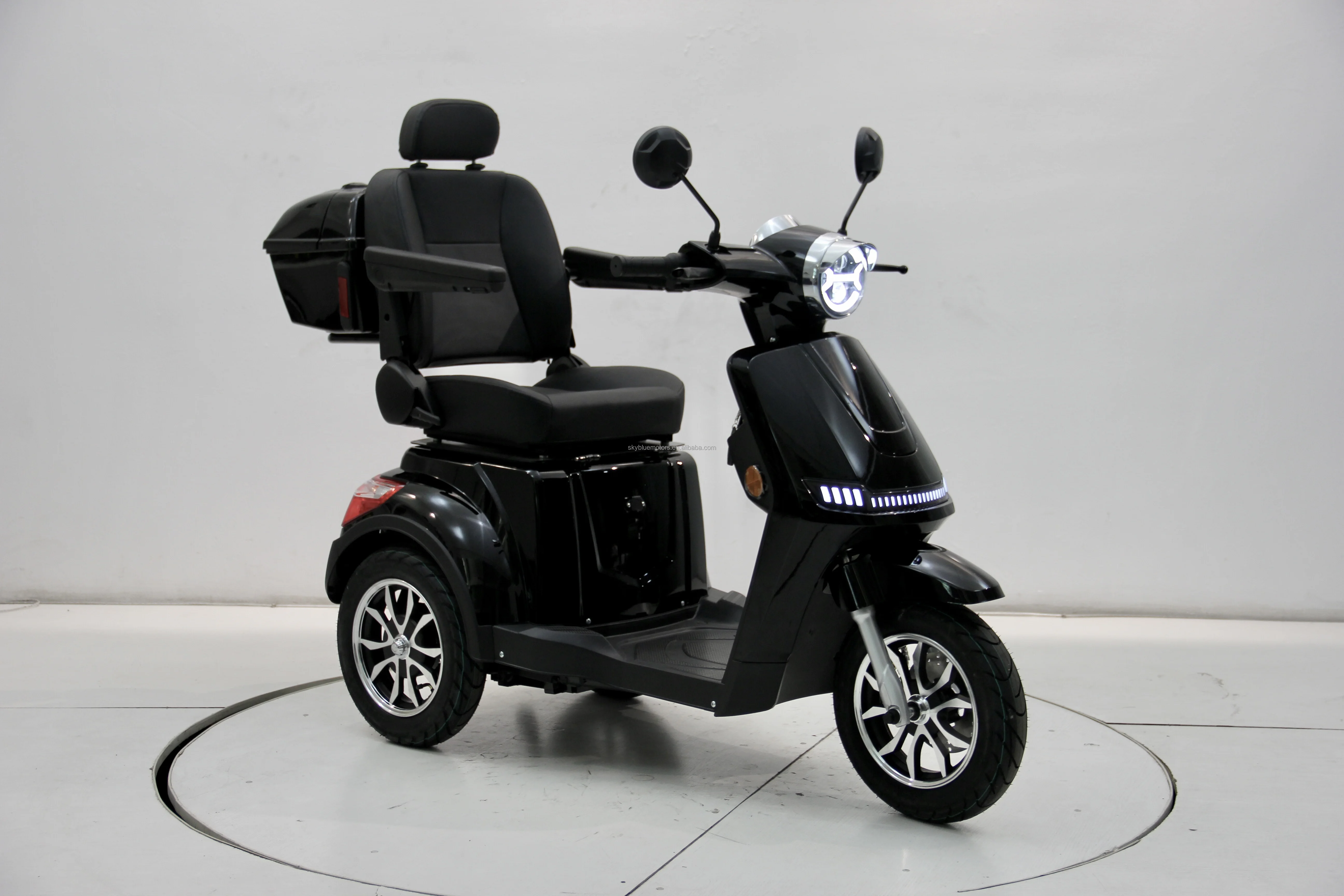 โรงงานขายร้อน 2025New ออกแบบ 3 ล้อไฟฟ้า Mobility Scoote มอเตอร์ที่มีประสิทธิภาพ Li-Ion ไฟฟ้าสกู๊ตเตอร์ความเร็วสูงสุด 25 กม./ชม.เลือก