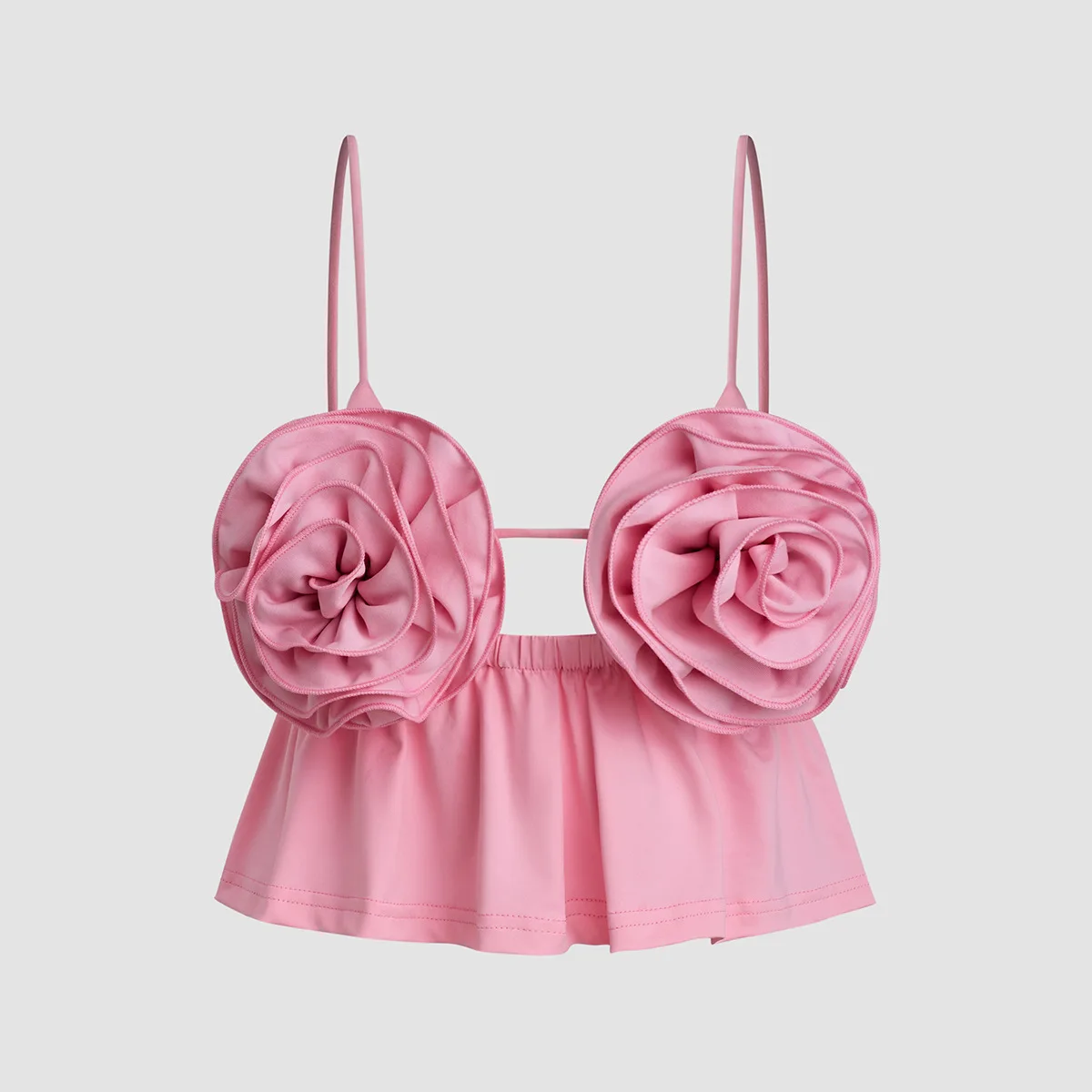 

Топ-майка с цветочным кулоном и бретелями, жилетка с цветочными подвесками, шорты с высокой талией для диджеев