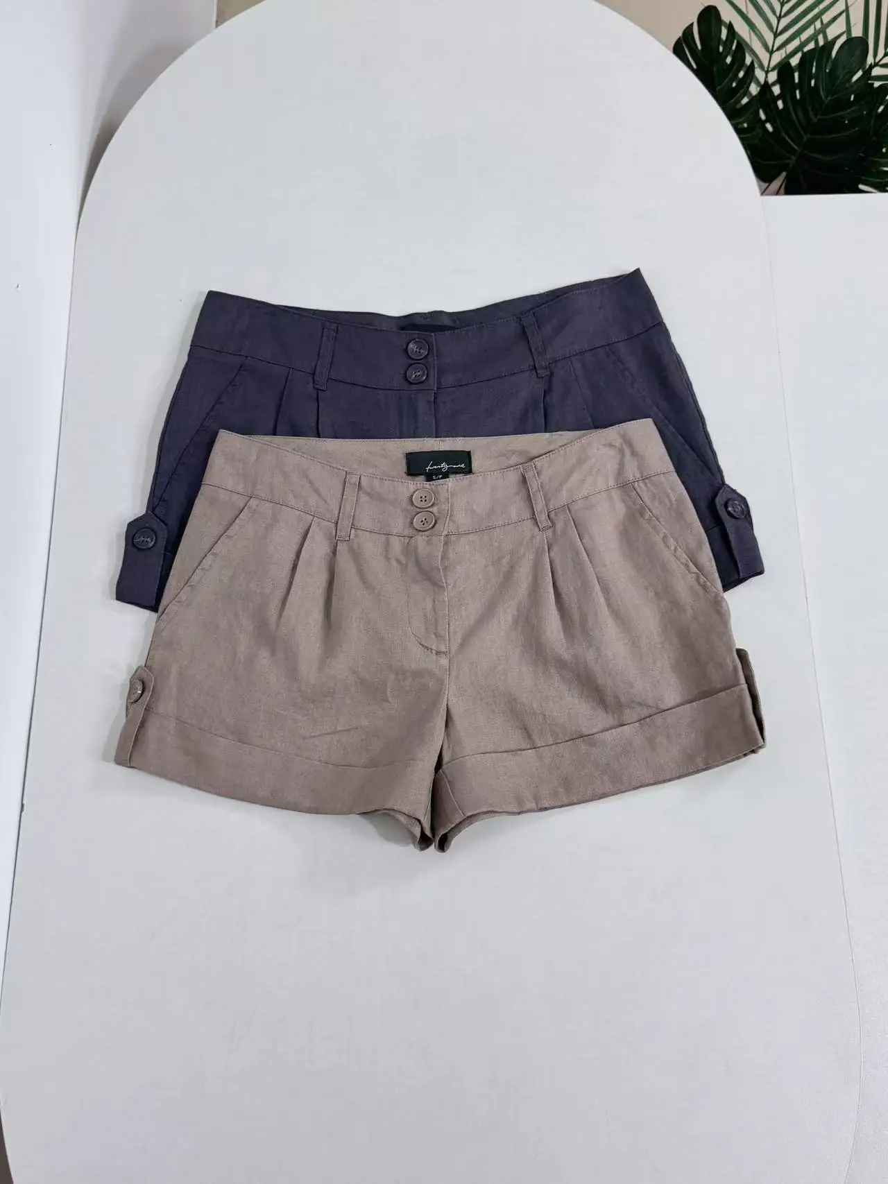 

Американские шорты в стиле ретро из чистого льна с двумя пуговицами, низкой талией, удлиненными штанинами, повседневные брюки для работы и отдыха, женские брюки в стиле кэжуал.