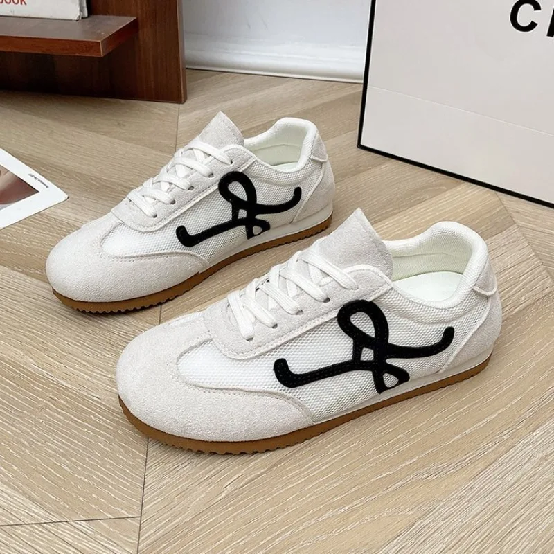 أحذية مسطحة صيفية قابلة للتنفس على الطراز الكوري أحذية نسائية كاجوال مضادة للانزلاق أحذية رياضية مريحة بكعب منخفض ونعل مطاطي