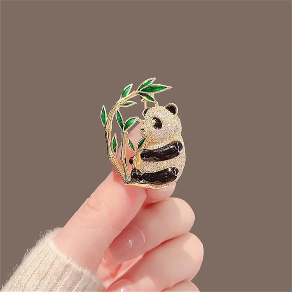 Милая-панда-бамбуковые-булавки-для-лацканов-брошь-для-женщин-девочек-детей-значок-со-стразами-офисные-вечерние-ювелирные-аксессуары