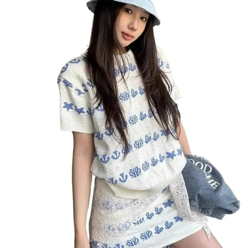 

Французский легкий люксовый высококачественный белый вязаный костюм-платье для женщин, лето 2026, новый повседневный модный комплект из двух предметов с цветочным принтом и полосками