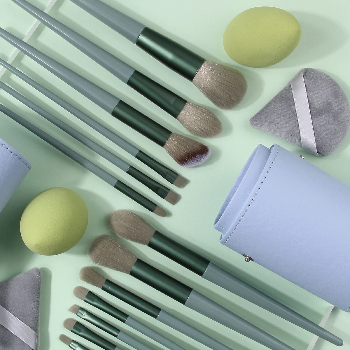 18-teiliges tragbares und praktisches Make-up-Pinsel-Set – Gesichtspinsel-Set + weicher Make-up-Schwamm/Blotting-Pad + Aufbewahrungsbehälter