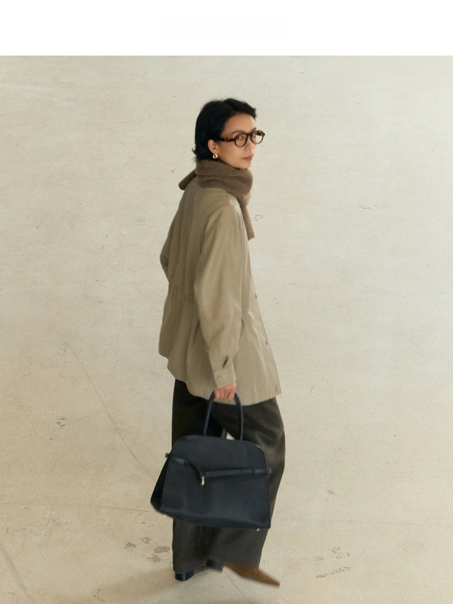   Casaco Feminino de Couro PU de Comprimento Médio com Gola Virada e Manga Longa para o Dia a Dia - Recomendado