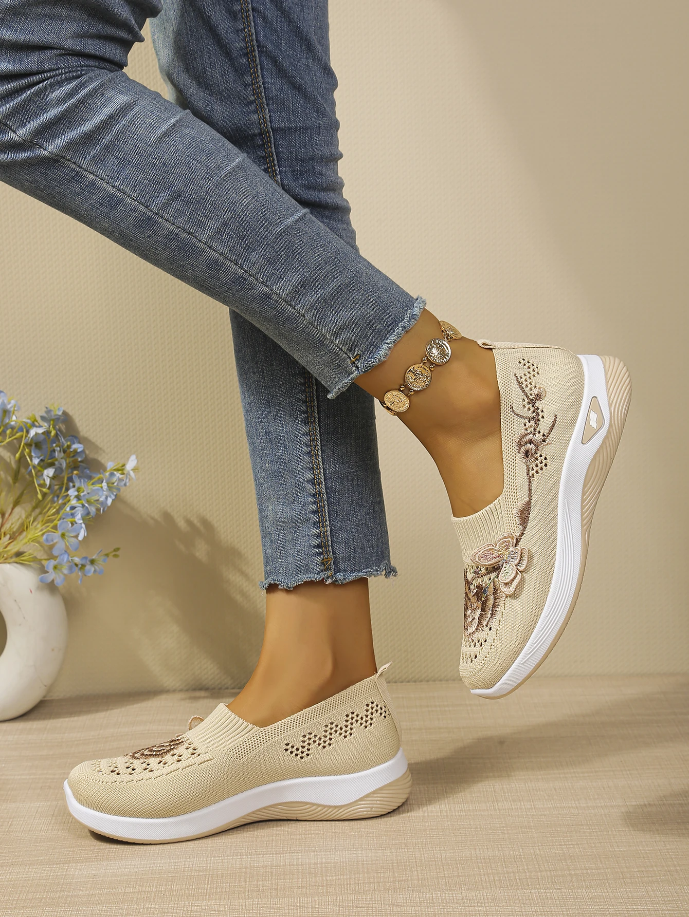 Weiche Damen-Sandalen mit geschlossener Zehenpartie, Blumenstickerei, hohles Netzgewebe, zum Hineinschlüpfen, Keilabsatz, ultraleicht, für den täglichen Spaziergang, Damenschuhe – Detail 29