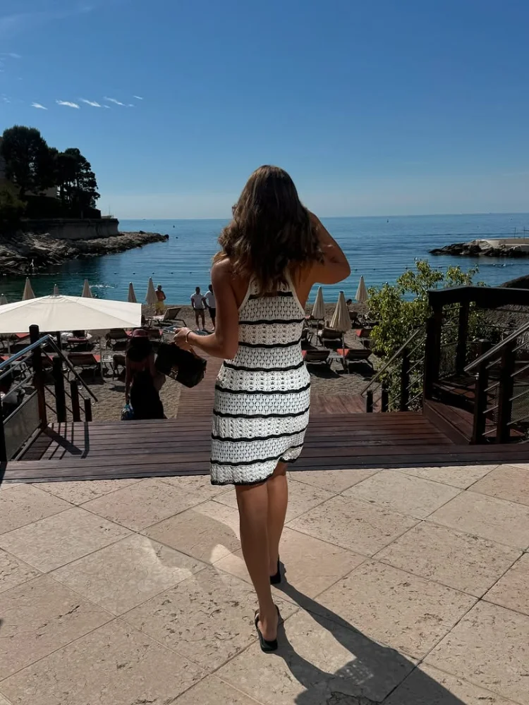 Mini robe horizontale sans manches pour femmes, noir et blanc, à la mode, col licou, découpée, nouvelle tenue de plage, de vacances, 2025