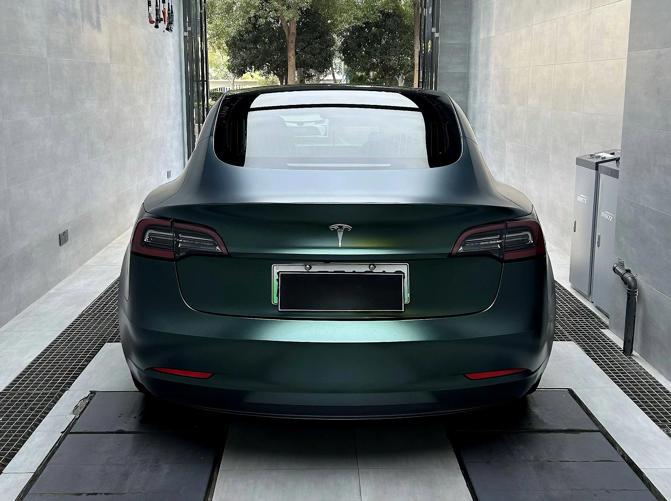 ฟิล์มไวนิลหุ้มรถ PVC สีเขียวเมทัลลิกซาติน สำหรับหุ้มรถทั้งคัน ขายตรงจากโรงงาน ปรับแต่งได้