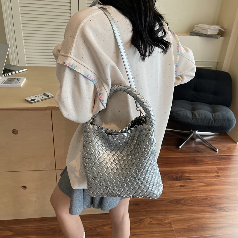 

High-End Minimalist Clutch Bag Mini, Fashionable Solid Color for Leisure, Vintage Design and Stylish Women's Evening Accessory