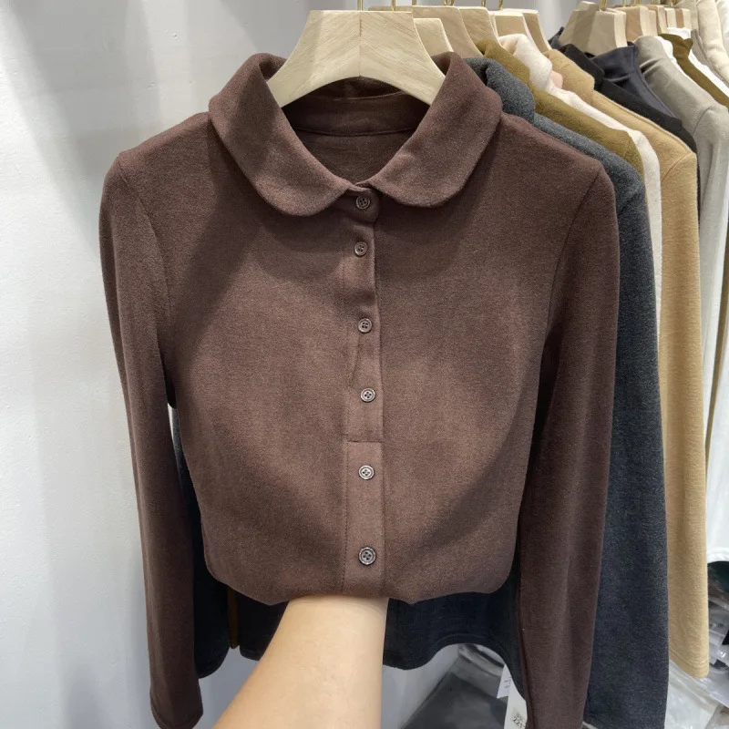 قميص نسائي بياقة مخملية على الوجهين. طبقة أساسية حرارية أنيقة لخريف وشتاء 2025، طبقات علوية أنيقة ودافئة.