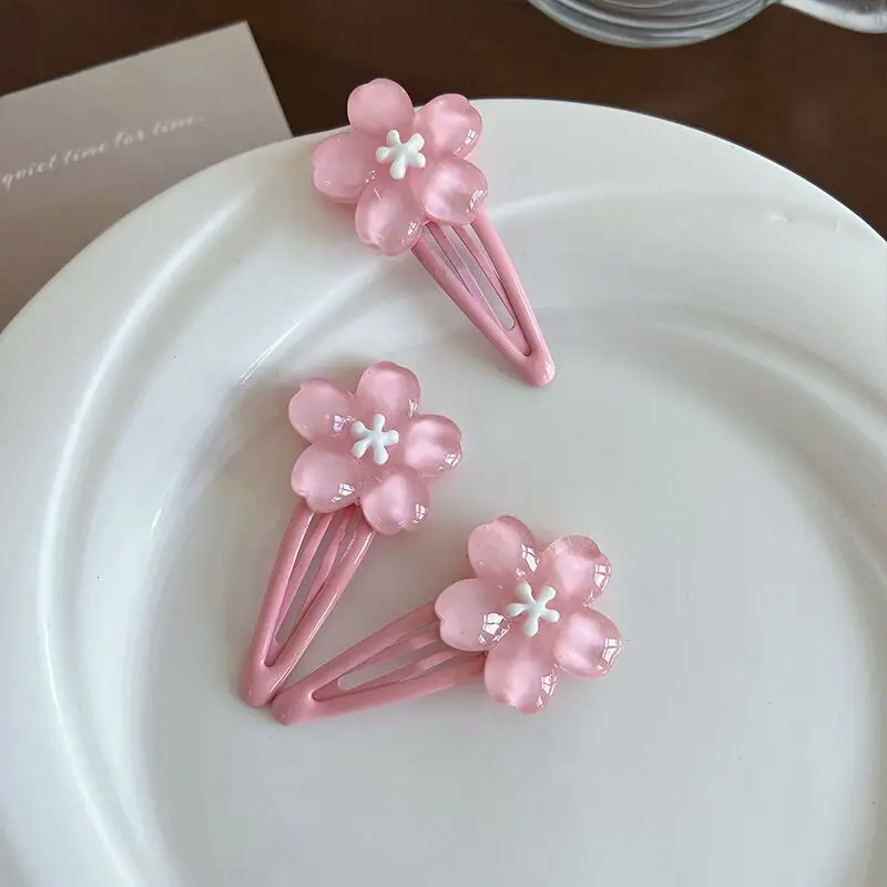 Haarklammern für Kleinkinder mit Blumenapplikation - usage example