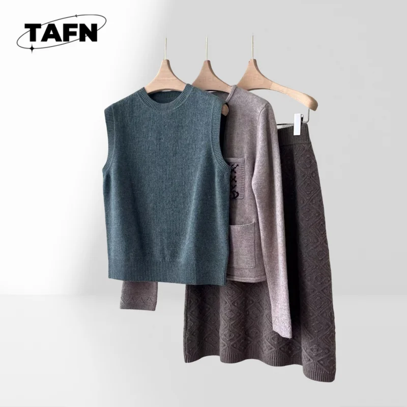 

Women's Elegant Summer Skirt Set, Perfect for Day-to-Night Looks Comfortable Two-Piece Women's Skirt Set for Relaxed AK0303