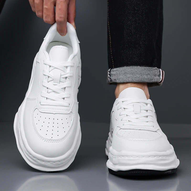 Chaussures pour hommes printemps-été, nouvelles baskets respirantes, chaussures blanches tendance et polyvalentes à semelle épaisse pour hommes, chaussures de sport et décontractées