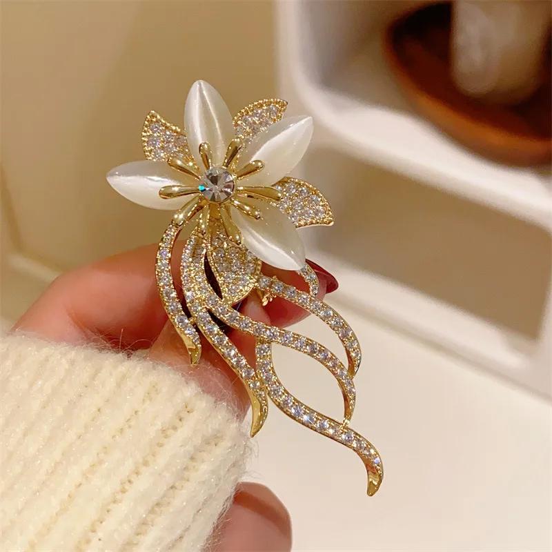 Flower Brooch Upscale ladies delicate niche design corsage pin suit coat holiday gift