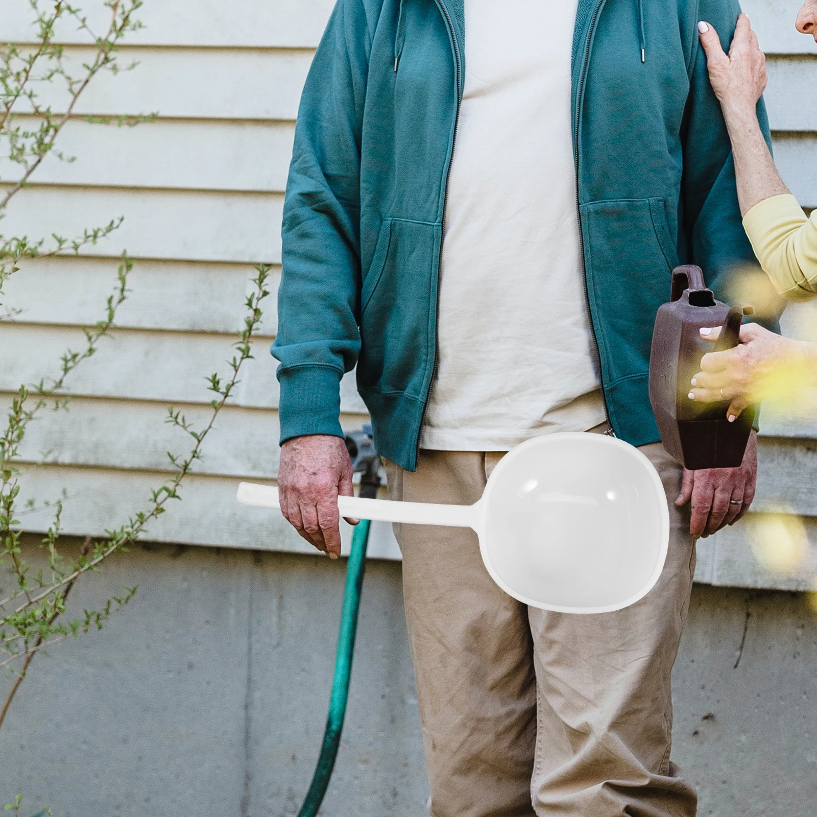 

1pc Long Handle Plastic Water Ladle Large Capacity Garden Watering Scoop Vegetable Patch Bath Kitchen Tool