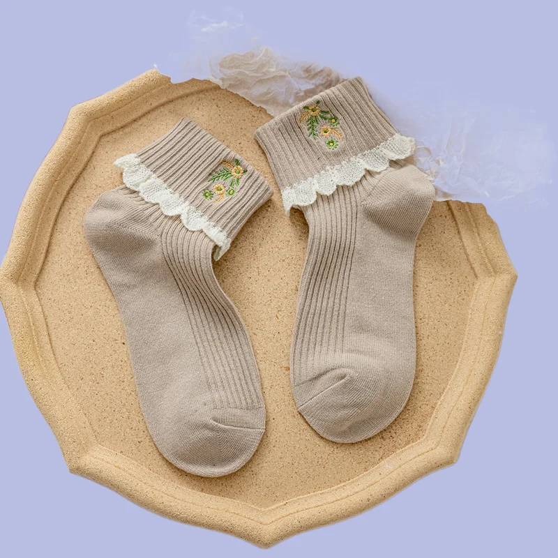 Calcetines de tubo medio con bordado de bordes de algodón para mujer, medias apiladas de rayas verticales coreanas, novedad de las cuatro estaciones, 1/3 pares