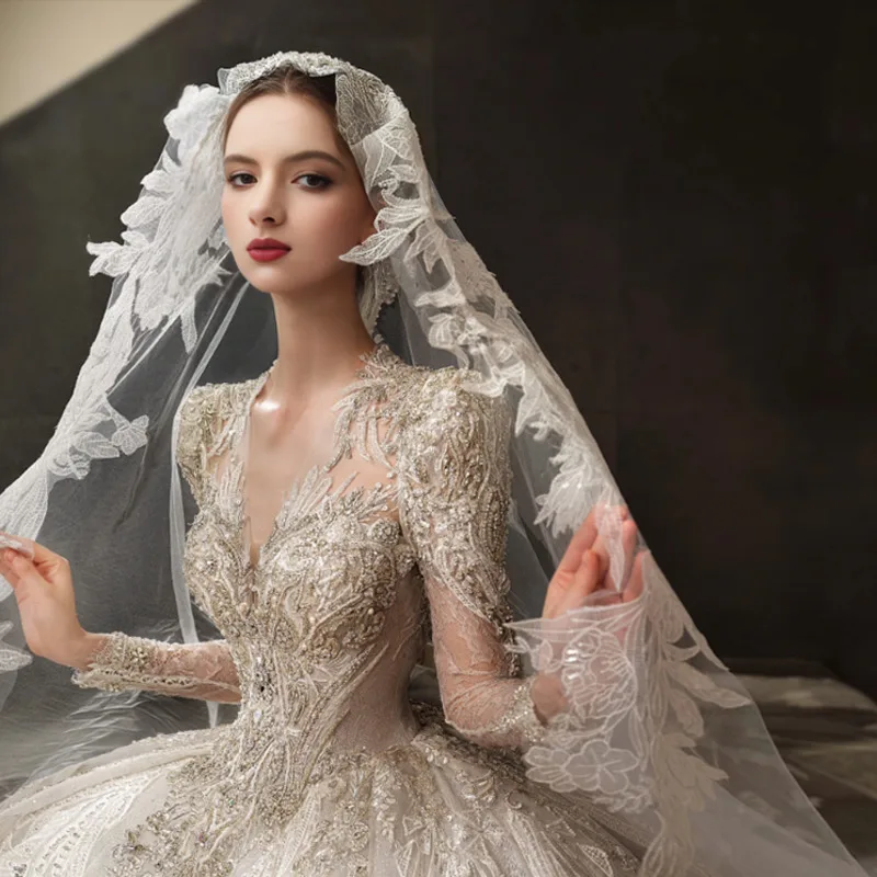 حبة التطريز الأبيض فستان الزفاف الفرنسية الخامس الرقبة فستان الزفاف الفاخرة سوبر الثقيلة القطار الرئيسي الشتاء مساء فستان أنيق