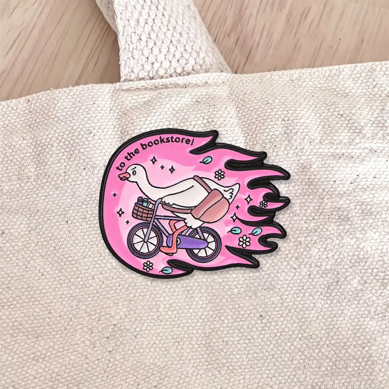 Emaille-Abzeichen „Zur Buchhandlung“ – Gans auf Fahrrad, rosa Cartoon-Pin, niedliche Brosche mit Buchliebhaber-Slogan, Geschenk für Buchliebhaber – Detail 3