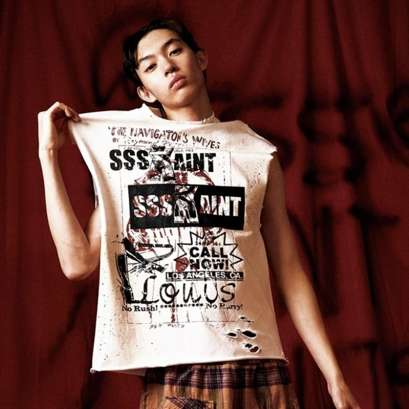 SSSAINT LOUIS, diseño de manga suelta con efecto envejecido y dañado, técnica de lavado con agua sucia y grafiti de tinta pintada a mano.