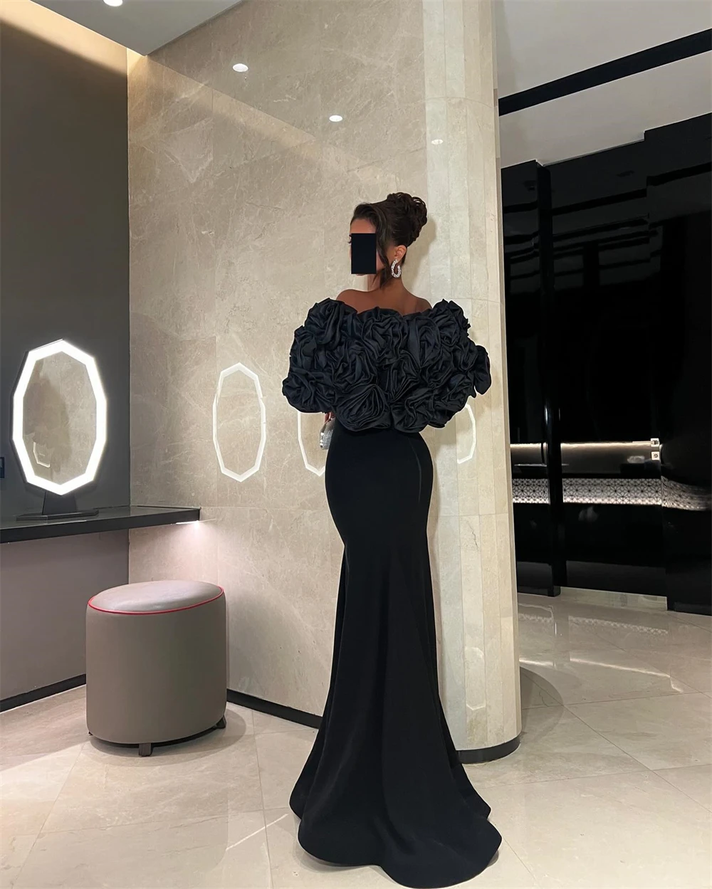 Классическое вечернее платье из черного джерси без бретелек со съемными рукавами по индивидуальному заказу E с скользящим шлейфом и цветами с рюшами для особых случаев
