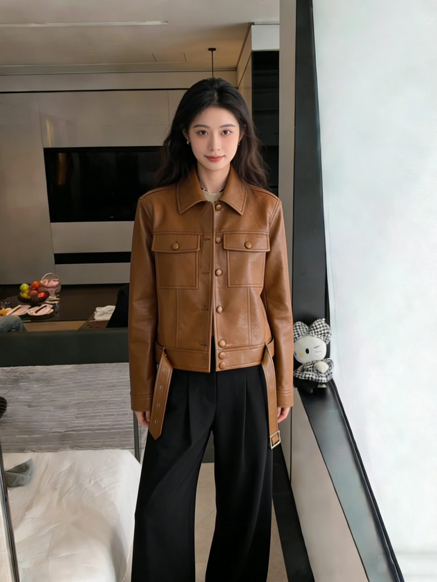 Jaqueta Feminina Retrô Marrom de Couro PU, Nova Coleção Primavera 2026, Casaco Elegante de Caimento Regular com Gola Alta e Fechamento por Botões em Cor Pura