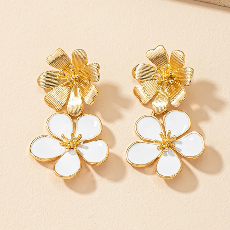 Modern Jewelry Accessories Wholesale Heavy Hammered Metal Flower White Wildflower Mixed Drop Statement Earrings for Women