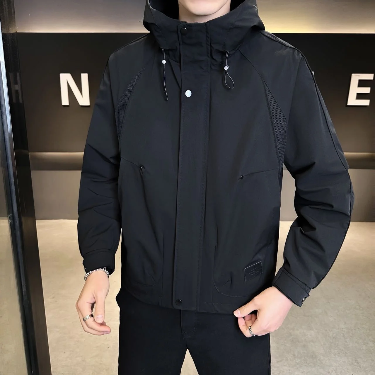 

Новая мужская рабочая куртка с капюшоном 2026 года: универсальная ветрозащитная верхняя одежда для весны и осени, модная и простая повседневная модель