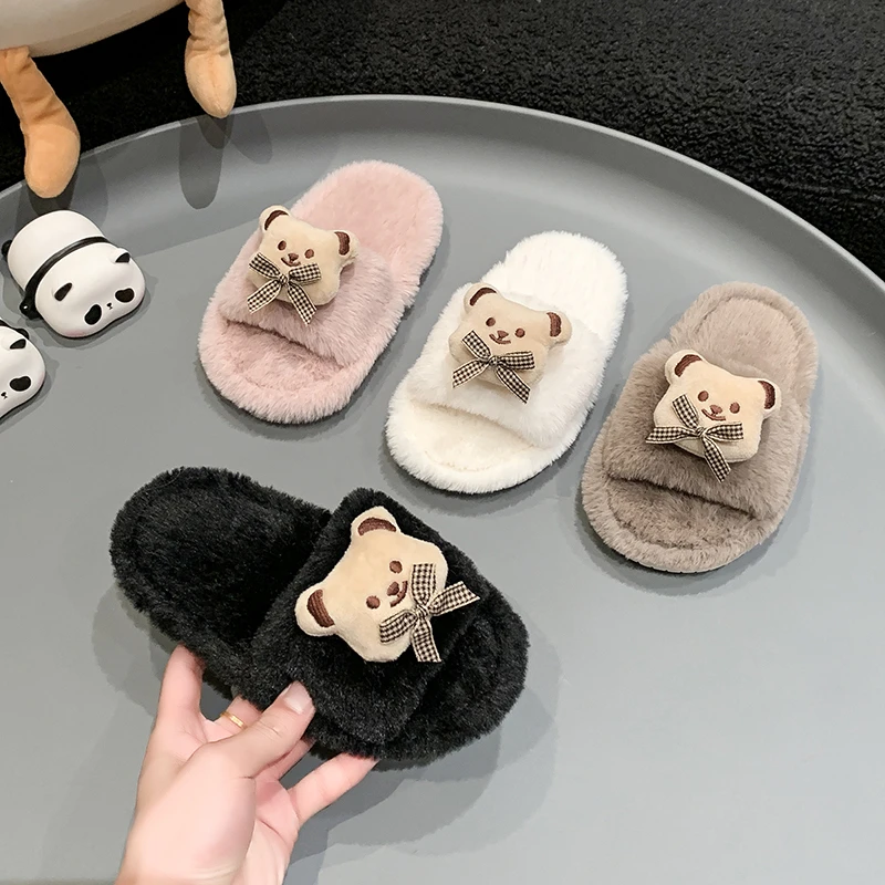 新登場！冬用子供用スリッパ。かわいいクマのキャラクターが描かれた、男の子にも女の子にもぴったりの、ふわふわのぬいぐるみ素材を使用した、つま先が開いた、柔らかい底の、フラットな子供用靴。