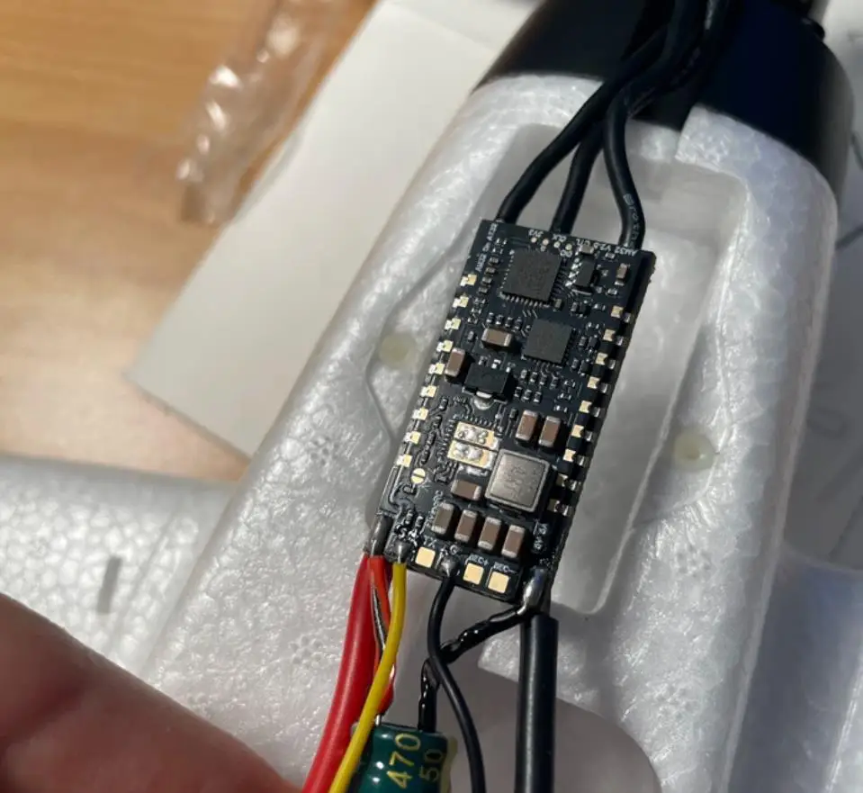 

Регулятор скорости FlyingRC AM32 ESC V2.5 70A, бесколлекторный, цельный, с золотым герметичным корпусом, для моделей автомобилей, BEC, кроссоверов, FPV