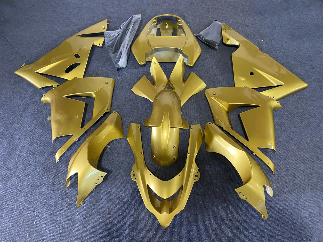 The motorcycle fairing is suitable for the ZX-10R 2004 2005 ZX-10 04 05 fairing and golden motorcycle shell
