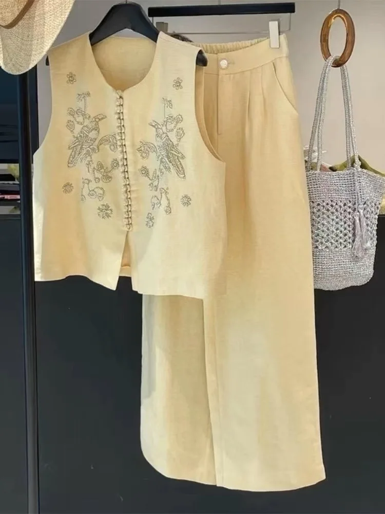 

Потрясающий желтый комплект из жилета с вышивкой и повседневных брюк для женщин. Красивый летний наряд из двух предметов. Удобный комплект для поездок на работу.