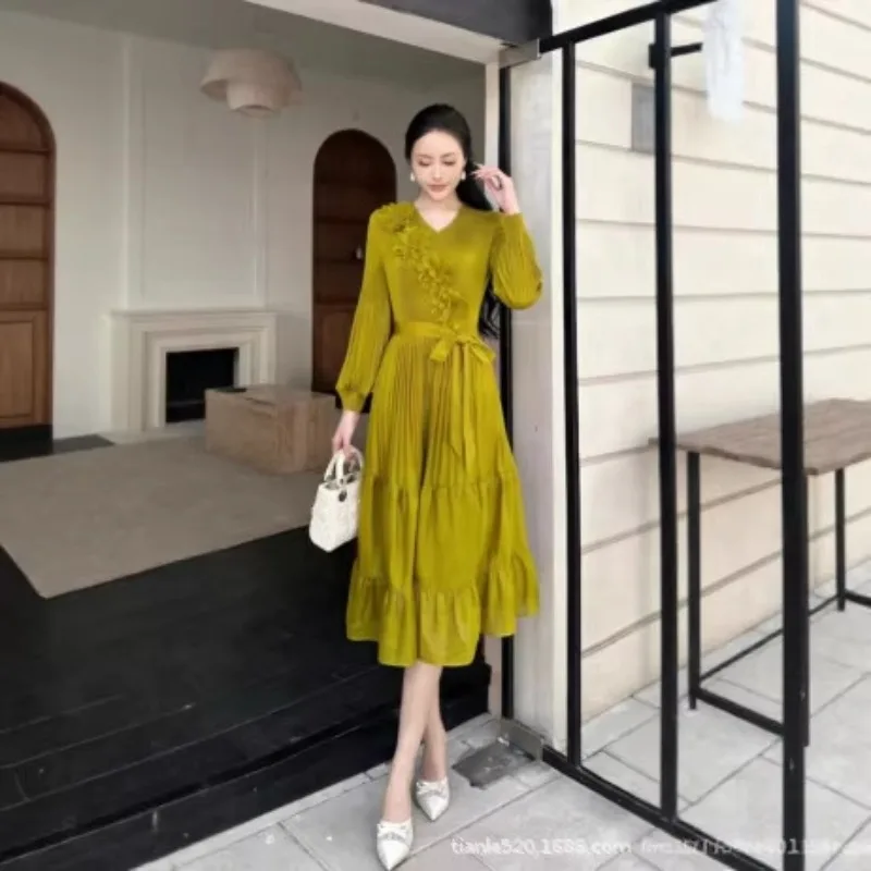 

Платье Miyake Pleats Весна 2026: Новое, однотонное, с объемными цветами, V-образным вырезом, приталенное, на шнуровке, свободного кроя, женское