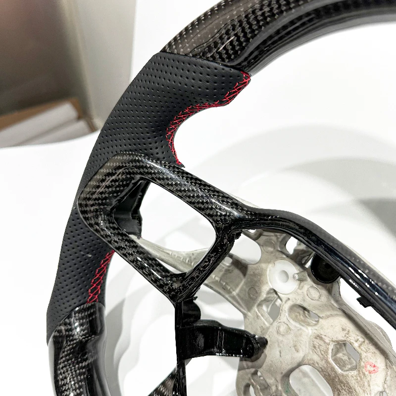 Sporty carbon fiber steering wheel for the new Ford Mustang view 5