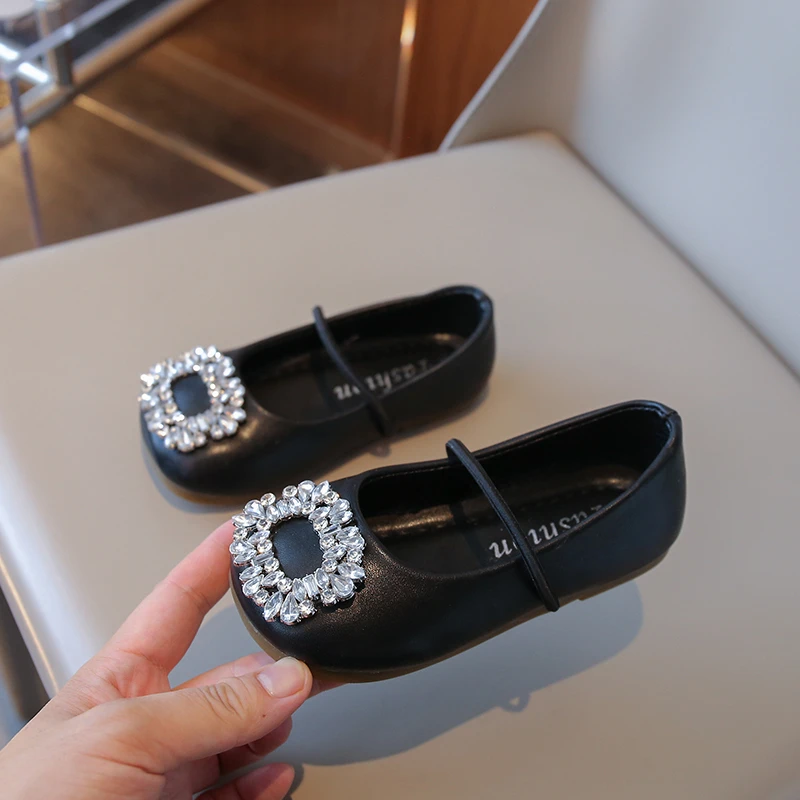 

Новинка 2025, стильные балетки с квадратным носком во французском стиле, одноцветные туфли со стразами для девочек и юбки, одинарные туфли на мягкой подошве