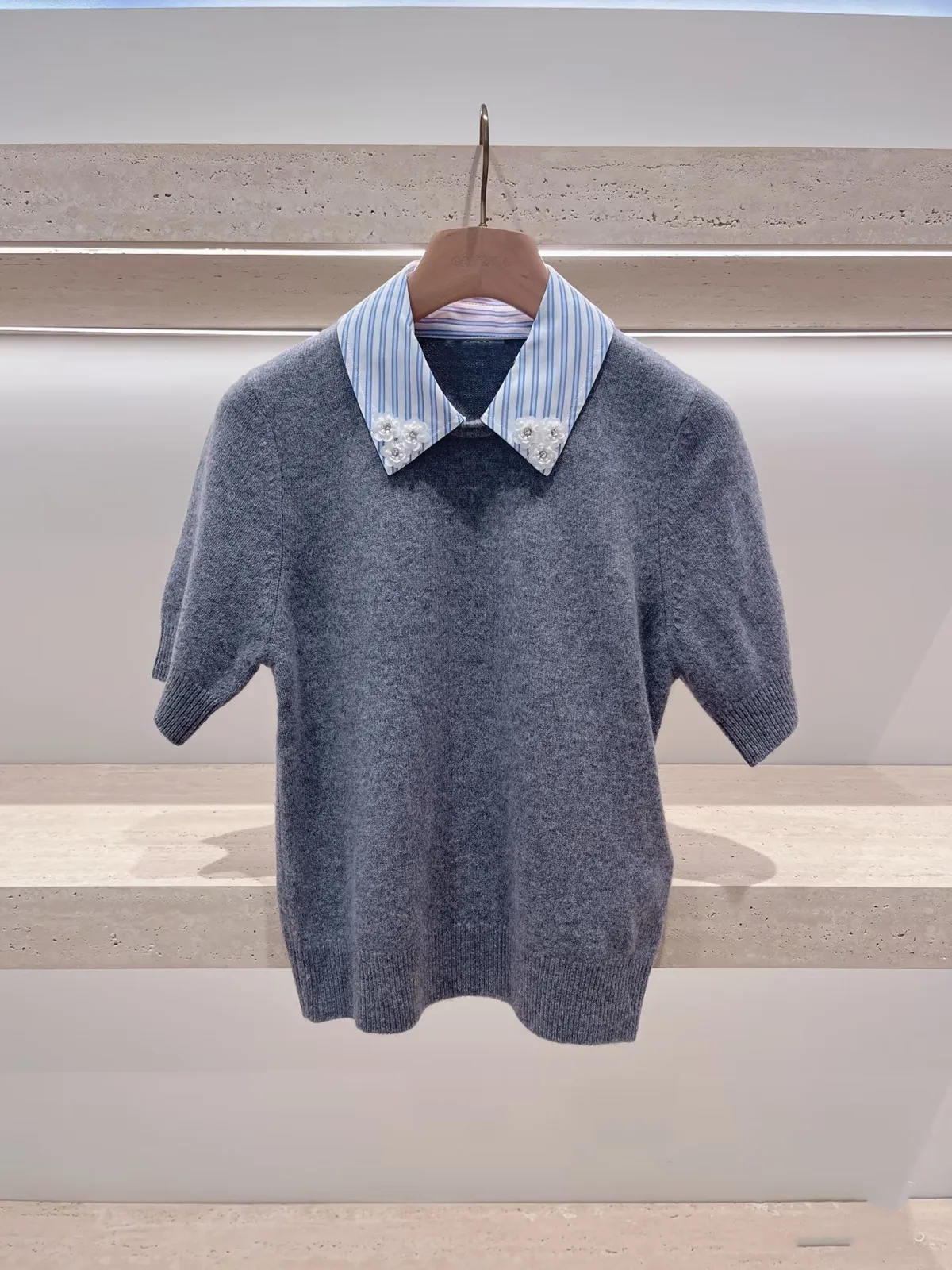 

Элитная версия европейского женского трикотажного топа с воротником, в полоску, с коротким рукавом, в стиле пэчворк, французский стиль, приталенный крой, размер M