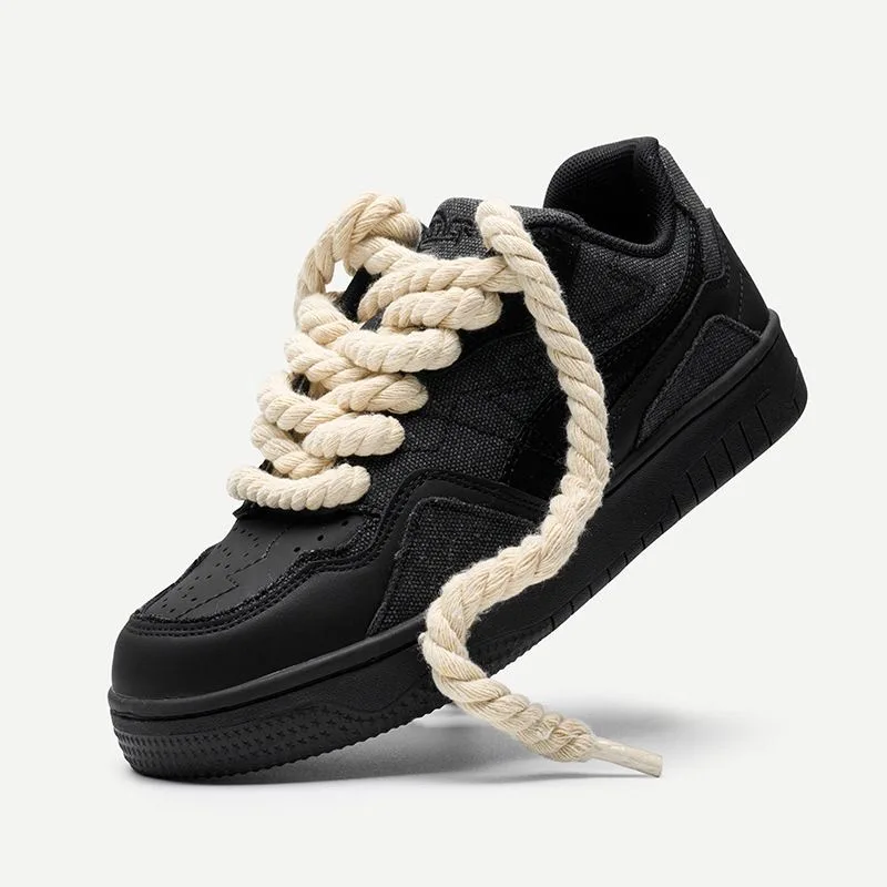 Ein Paar trendige, schwarze Herrenschuhe, vielseitige Sportschuhe für alle Jahreszeiten, die sowohl für sportliche als auch für Freizeitaktivitäten geeignet sind, sowie Schuhe mit erhöhter Sohle. – Detail 4