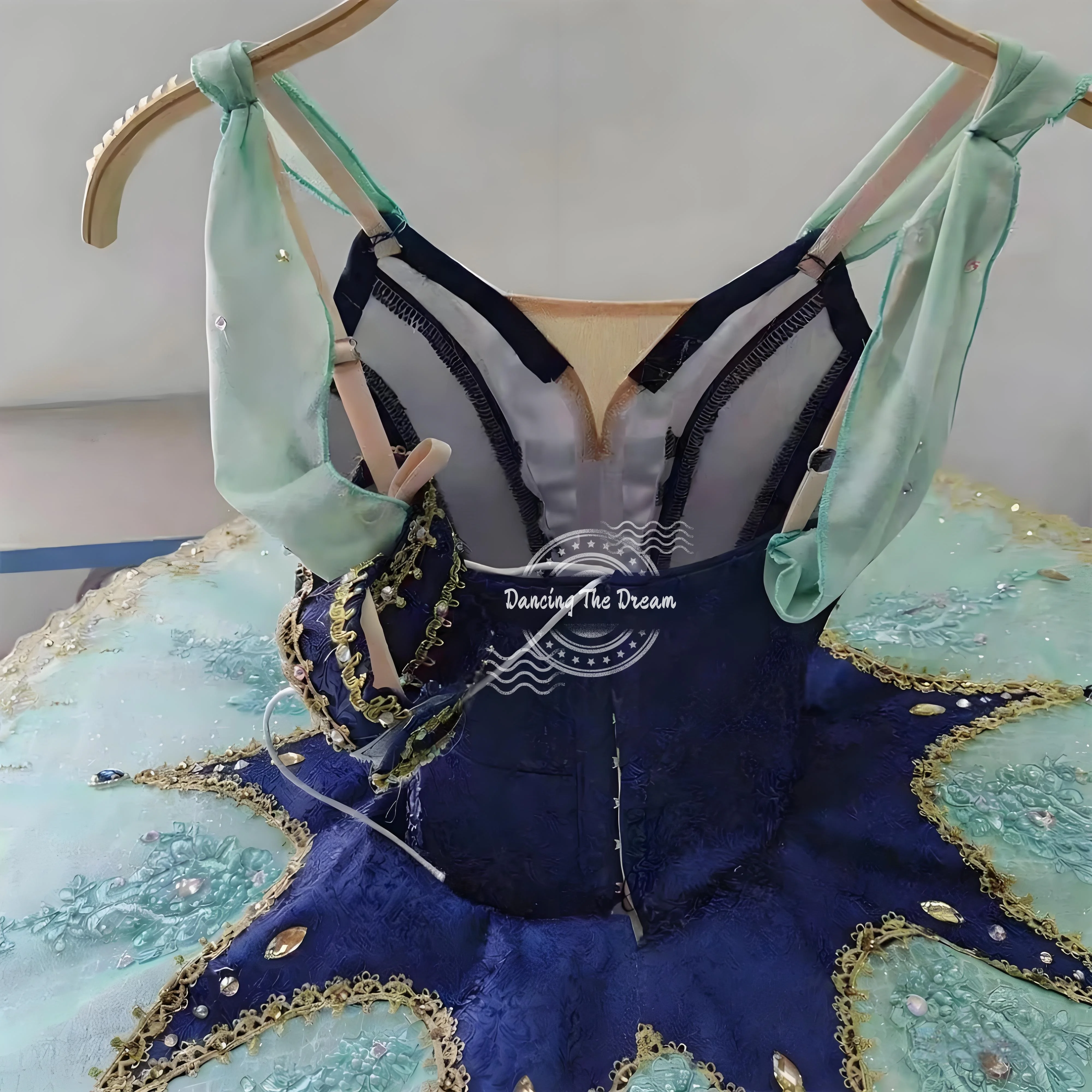 توتو باليه على شكل نجمة زرقاء داكنة مع حواف من النعناع وزخارف ذهبية