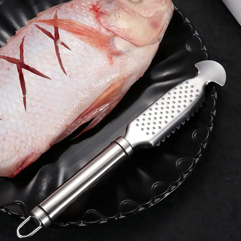 Con escamas de pescado de acero inoxidable para moler jengibre, escamas de pescado para raspar, utiliza una cepillo para matar peces en la cocina del hogar