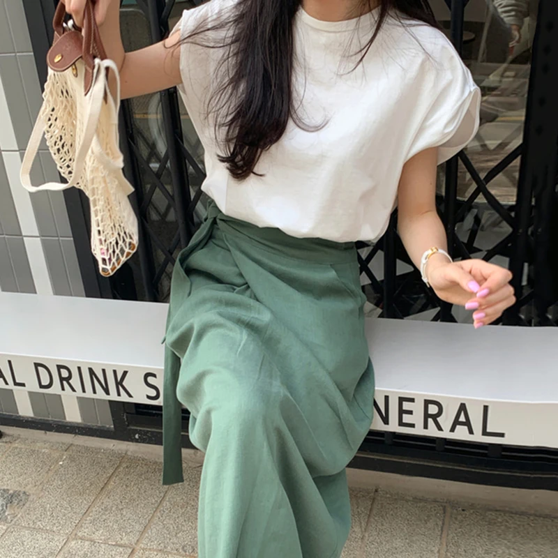 Conjunto de mujer con cseta de manga corta con cuello redondo, Color sólido, hoado y versátil, con cinturón, falda d...