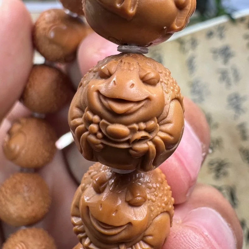 Hand-carved monkey head walnut beads, a fine piece of craftsmanship suitable for both men and women as a decorative bracelet
