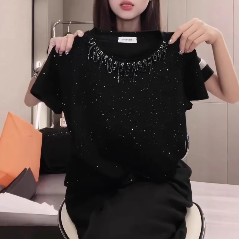 تي شيرت بأكمام قصيرة 2025 نمط كوري جديد مزاجه صناعة ثقيلة ختم ساخن الماس رقبة مستديرة قمة الموضة