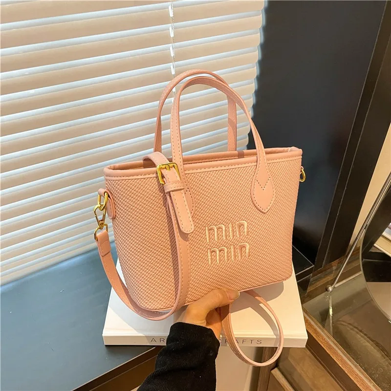 The 2025 New Women's Bag, A Large-capacity, Light Luxury Single-shoulder Bag, Is Woven and Versatile for Commuting