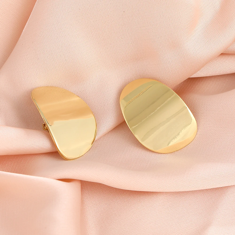 New Arrivals Gold Vintage Oval Glossy Metal Minimalist Clip on Earring Non Piercing Cute Ear Clips for Women Party Jewelry Gifts