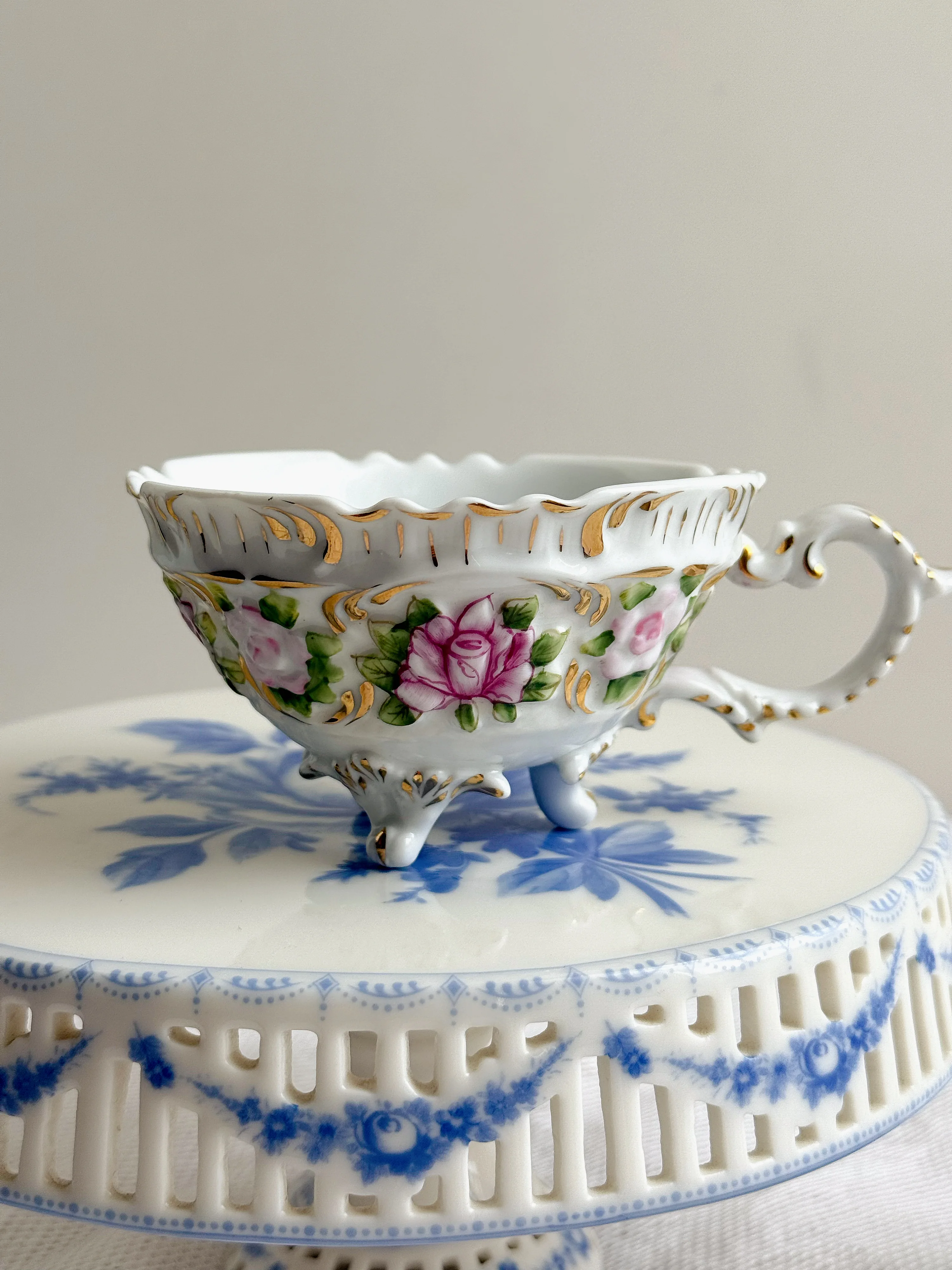 

Тяжелая промышленность. Ручной рисунок. Старые товары. Земля. Летающая птица. Чистая ручная работа. Рельефный цветок. Одноногая чашка на трех ножках.