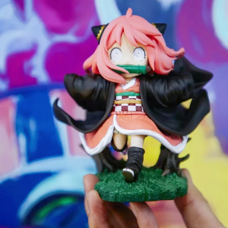 Spies Play House Versione Q Ania Cos Run Nezuko Cute Beautiful Girl Car In Chassis Animazione Figura Ornamenti per il desktop Compleanno