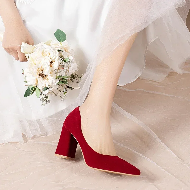 2025 sapatos de design francês sapatos de casamento vermelhos para mulheres luxo primavera/outono novos saltos grossos pontiagudos não tirando pés sapatos de noiva