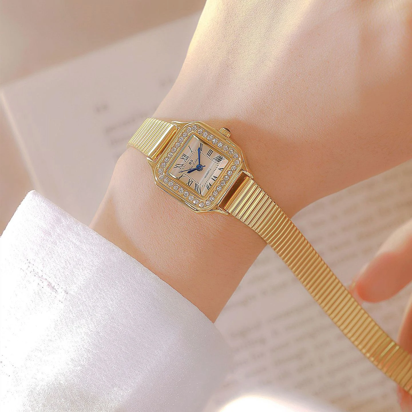 موضة جديدة فاخرة ساحة الساعات للمرأة سوار ذهب كوارتز مقاوم للماء ساعة امرأة السيدات ساعات المعصم فستان ساعة صغيرة